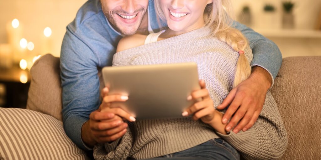 Pareja consulta su inversión inmobiliaria con Zertum